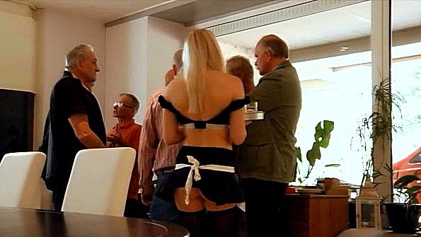 Девушка в чулках вставляет дилдо в свою пизду онлайн