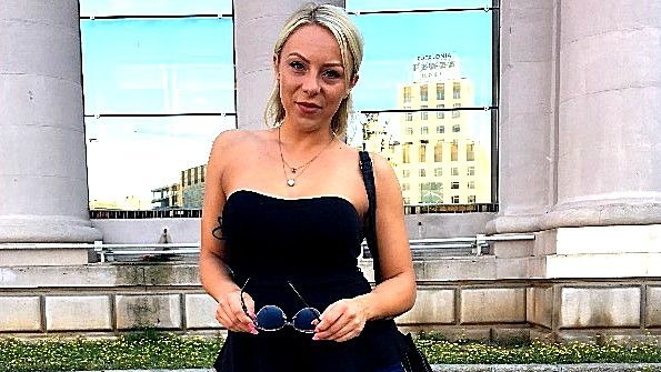 Блондинка с трудом спит в заднице и получает от этого удовольствие