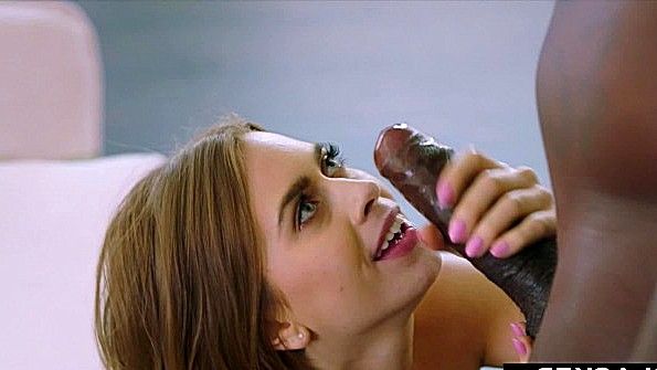 Он ласкает пизду взрослой женщины в чулках и хорошенько ее трахает