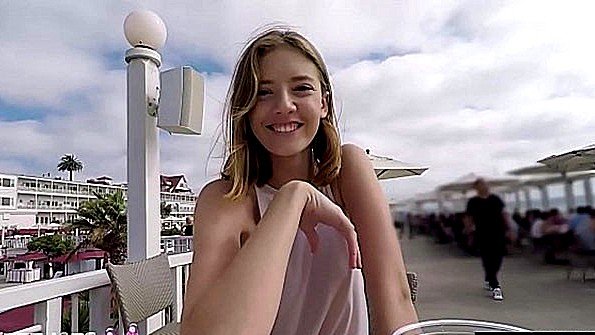 Синяя сестра в трико спит вместе со своим кровным братом