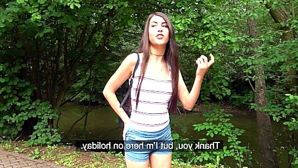 Она сосет член под табличным массивом и соблазняет мужчин на секс