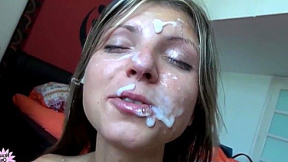 Блондинка с огромной грудью мастурбирует на фотокамеру