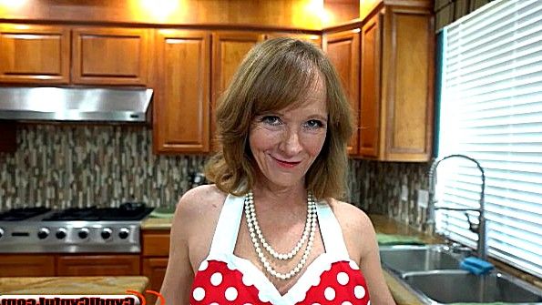 Сучка ласкает парня и пропускает три