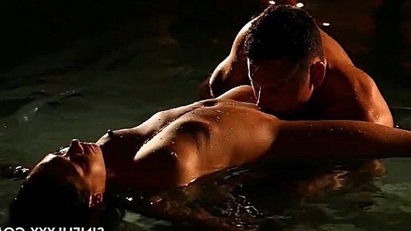 Двухэтажный трах шлюхи с помощью секс-туфли и вибратора