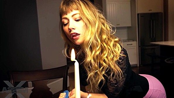 Потомственная дама активно дрочит фаллос, опекая и задерживая семя