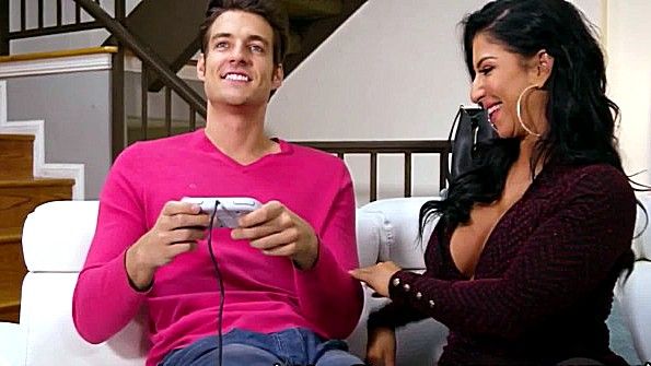 Пара решила заняться сексом по-богатому и у них случилась естественная близость