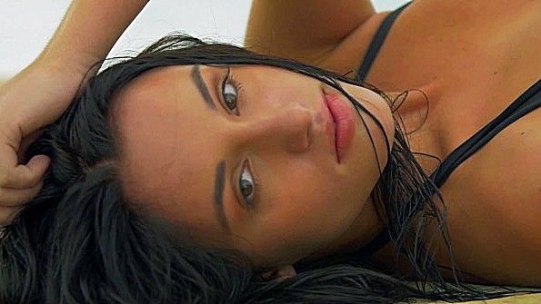 К окну подходит соблазнительная стриптизерша