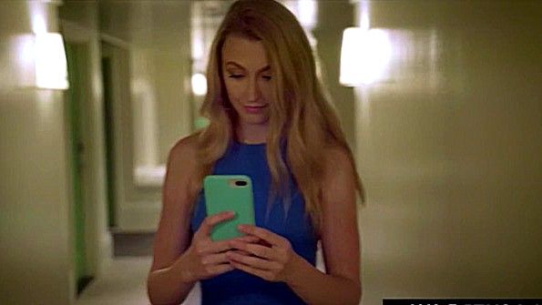 Сексуальная малышка греется в хардкорном сексе в групповой сцене