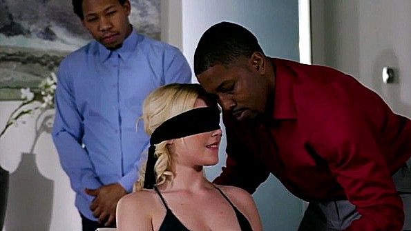 Сука старательно высасывает сперму из члена в дайджесте