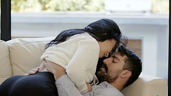 Сестренка и ее подруга занялись большой резиновой обувью своего брата