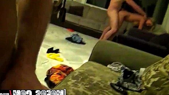 Малышка трахает себя игрушкой во все дырки