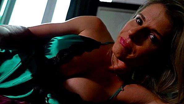 Милфа сосет член и получает удар в пизду