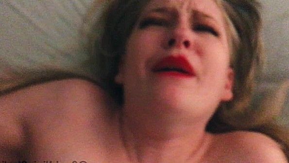 Она задвинула ноги, ягодицы, голову и открыла свой зад для полового члена