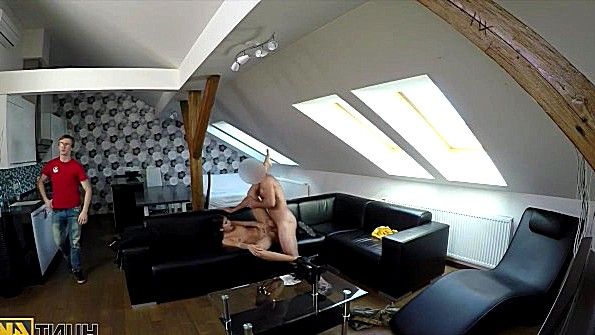 Кокетка с переросшей вагиной ласкает себя пальцем