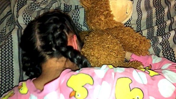 Худая блондинка не может спать вместе из-за чернокожего парня