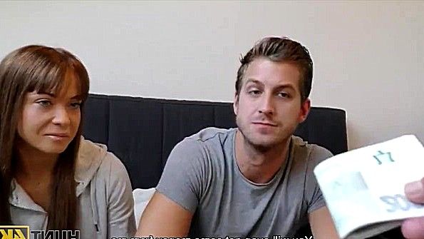 Я любуюсь грудью девушки и несу ее к себе, чтобы трахнуть