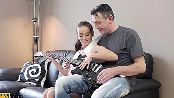 Она опустилась пиздой на лицо парня и наслаждалась его поражением