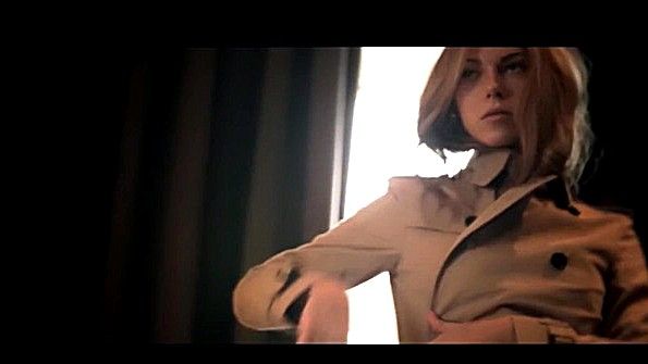 Чернокожий парень истошно трахает татуированную шлюху