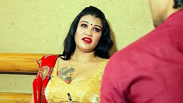 Чернокожий мужчина трахает замужнюю женщину другого мужчины в собачьей манере прямо перед ее мужем