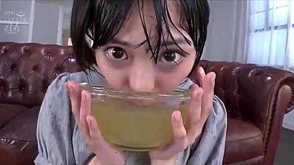 Грудастая кокетка в трусиках мастурбирует