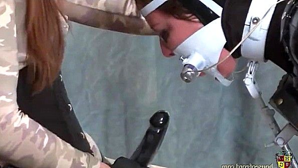 Сука лежит на столе и очень жадно отдается парню