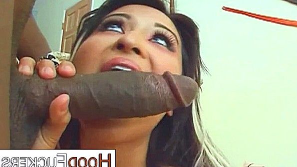 Они останавливают девушку на улице и спят вместе, следуя к полицейской машине