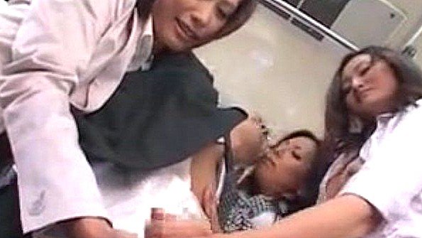 Сестренка сосет член перед фотокамерой и трахается со своим кровным братом