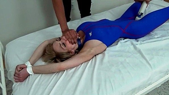 Рыжеволосая мисс наслаждается энергичным совокуплением