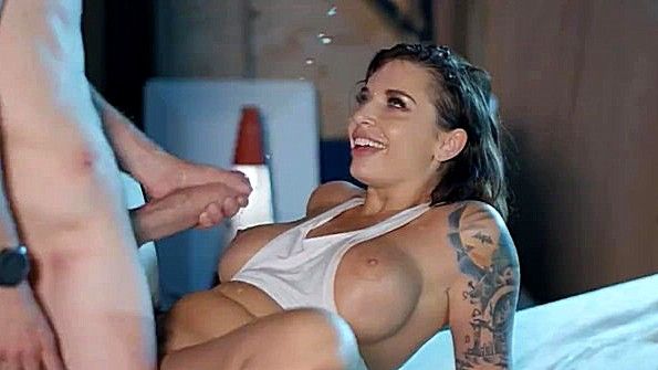 Горячая сестрёнка и её подруга развлекаются с резиновым сапогом своего брата