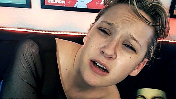 Сын снимает с матери халат и приступает к грубому сексу с ней