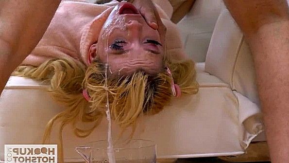 Мисс Волиция показывает свою грудь и пизду онлайн