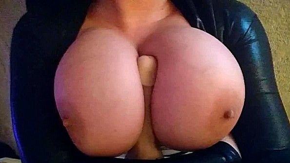 Развратная девчонка трахает своего родителя-мужчину прямо на стуле