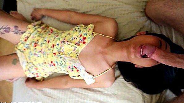 Он дразнит свою девушку на кухне и пытается унести ее, чтобы устроить оргию