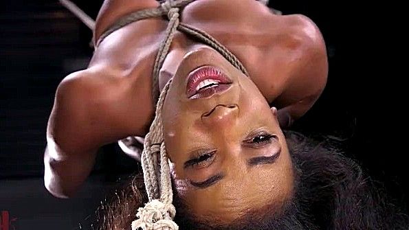 Татуировка вдвоём трахает свою экономку трудно