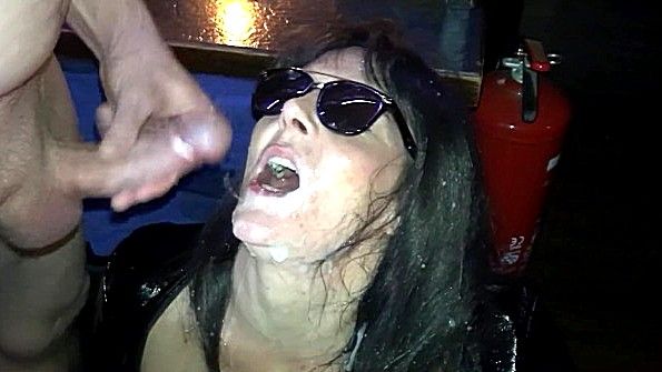 Он сковывает ягодицы рабыни наручниками и принуждает ее трахаться с ним