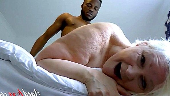 Домработница трахнула хозяина и его сына одновременно