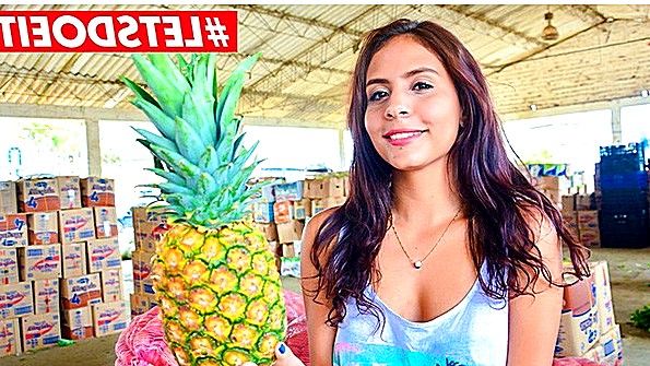 Возбуждающая мисс изнурительно играет с игрушкой