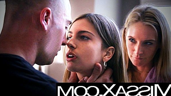 Возбужденная, большезадая шлюха быстро отдалась чернокожему парню