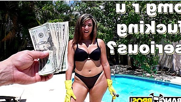 Мамаша надела бейсбольную перчатку и принялась мастурбировать