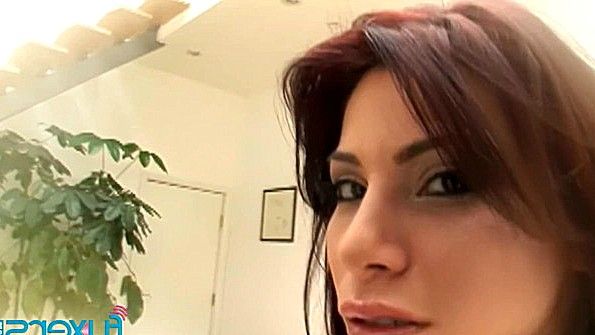 Он дразнит свою девушку на кухне и трахает ее в задницу