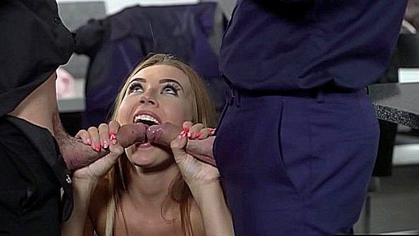 Ошеломлённая малышка с удовольствием отдаётся парню