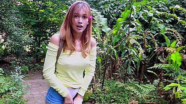 Девушка вставляет дилдо в свою пизду