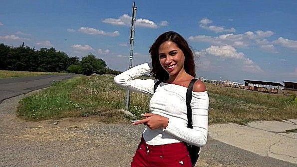 Раб сидит в курятнике и лижет соль, которую кладет на брусья, в нору своей госпожи