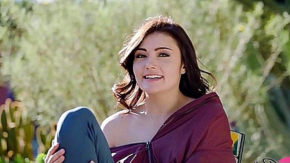 Соблазнительная шутовство кокетки, завершающее восторг