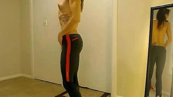 Мисс возвращает зажим для страсти, чтобы раздеться и дать члену сосать с трудом