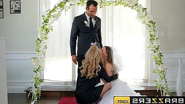 Татуированная шлюха успешно сосёт член