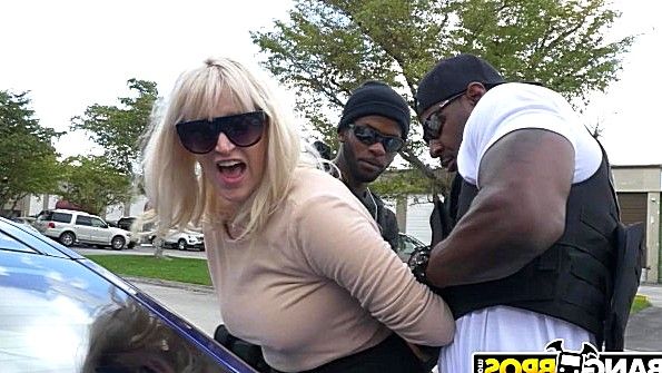 Он пристегивает свою девушку в собачьем положении и доставляет ей удовольствие