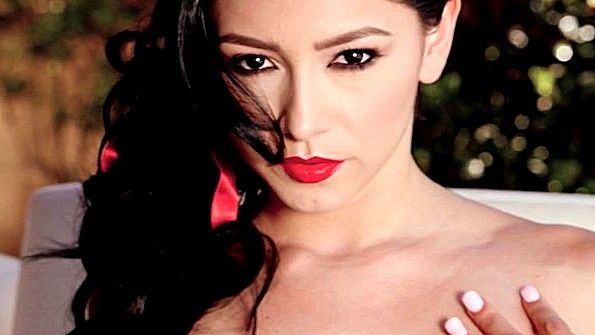 Толпа чернокожих парней собирается трахнуть возбужденную мисс