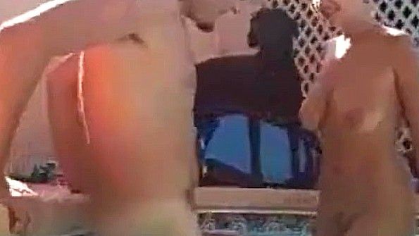 Великолепная женщина-родительница помогает своей девочке трахаться с парнем