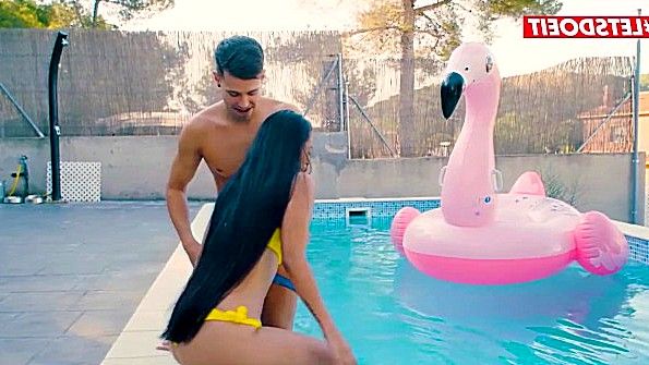 Развратная взрослая женщина наслаждается анальным сексом